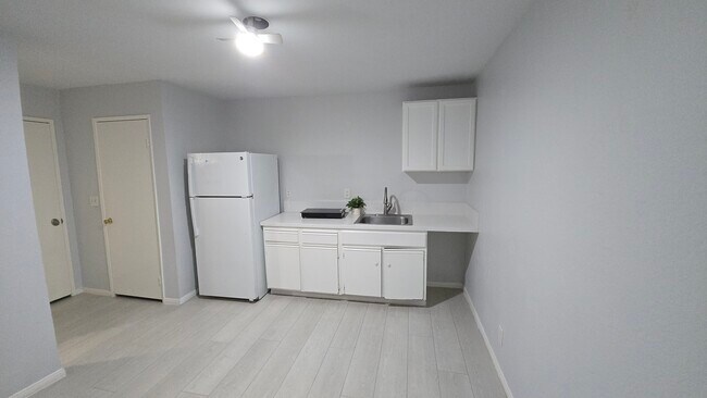 Foto del edificio - 4321 Lennox Blvd