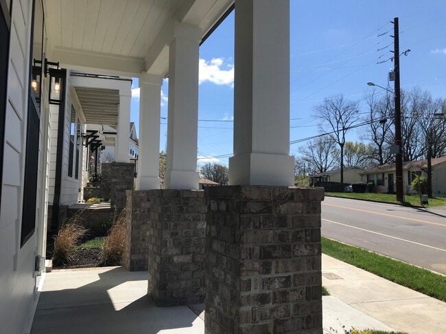 Building Photo - 2085 Oakwood Ave