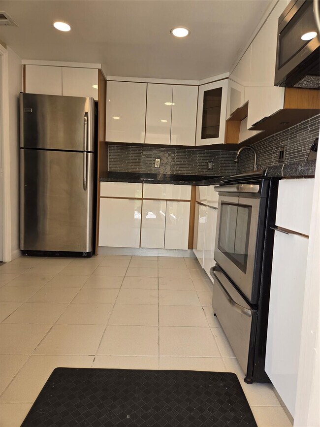 Building Photo - 2651 S Course Dr