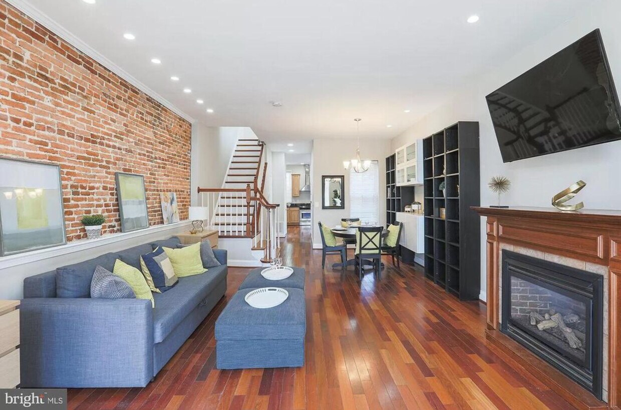 17 foot wide, open concept living room, rich cherry hardwoods - 222 E Cross St