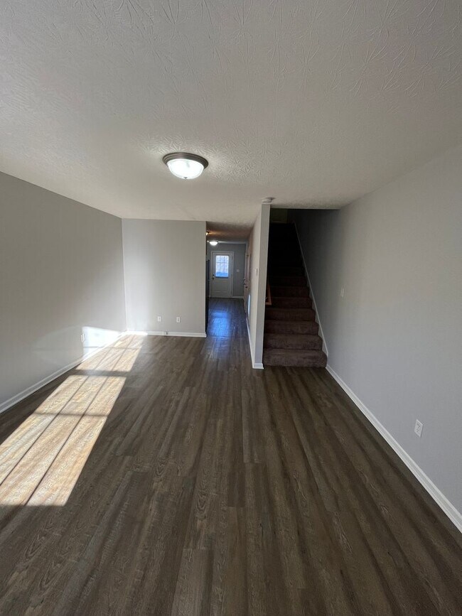 Foto del edificio - HALF OFF ONE MONTH AT UPPER STONE!