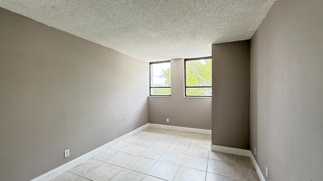 Building Photo - 1950 N Congress Ave