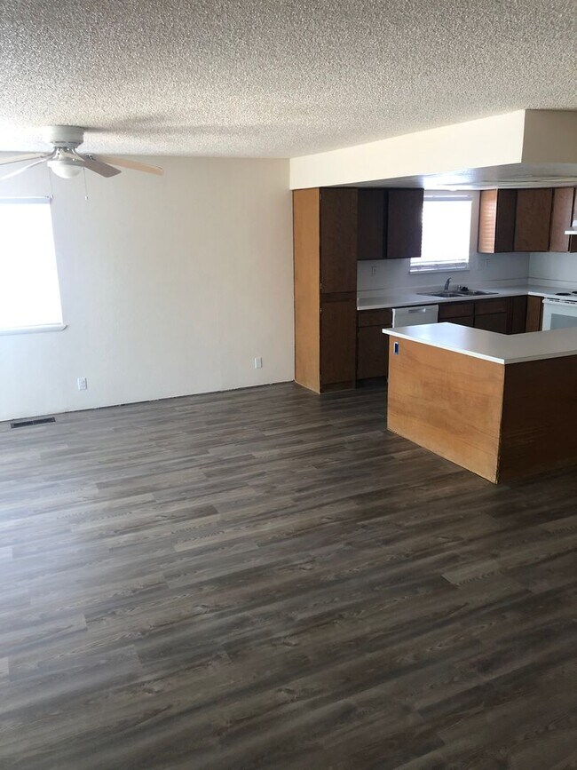 Building Photo - COUNTRY HEIGHTS SUBDIVISION - 3 BED/ 2 BAT...