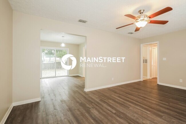 Building Photo - 3 Bedroom Pet-Friendly Home in Jacksonville, FL with Main Street Renewal
