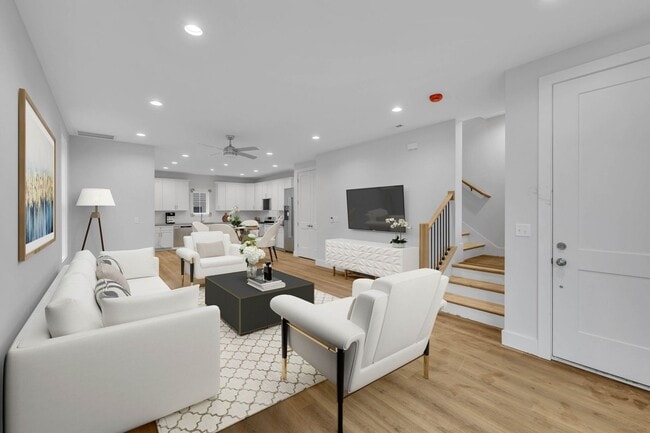 Building Photo - 425 Veritas St