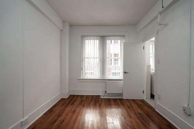 Building Photo - 160 Huron St