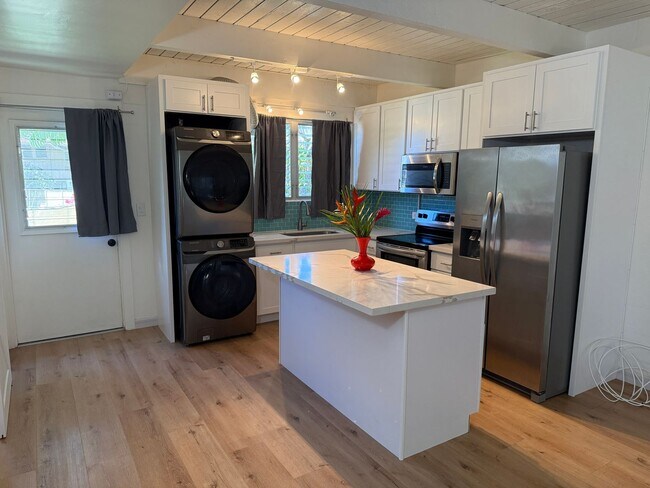 Foto del edificio - Updated Kahala Townhome – Pool, Parking & ...