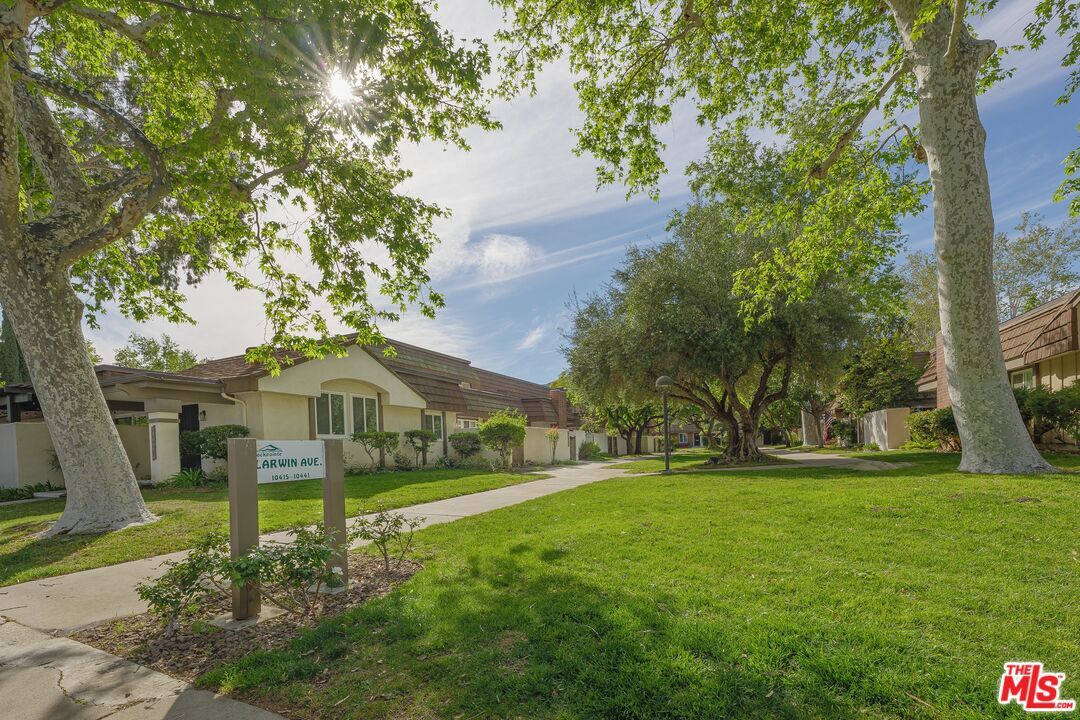 Foto principal - 10415 Larwin Ave