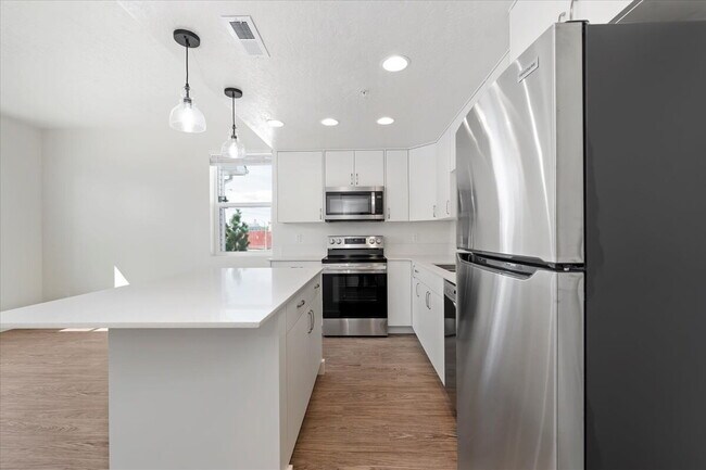 Building Photo - "Chic Comfort Awaits: 2-Bed, 2-Bath Gem with Granite Elegance in Nampa!"