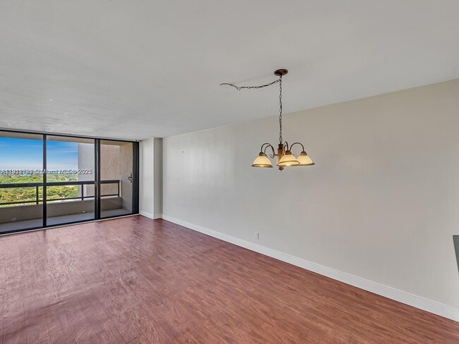 Foto del edificio - 2555 Collins Ave