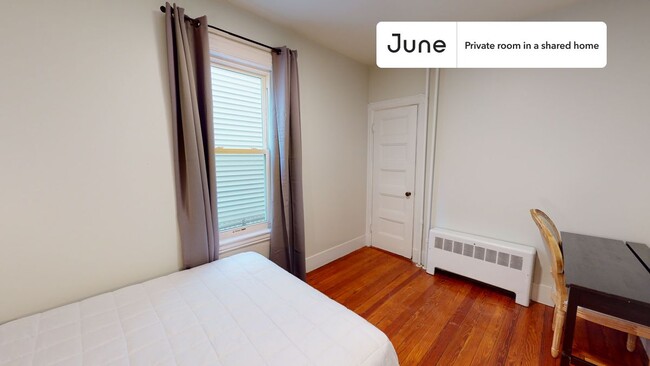 Foto del edificio - Private bedroom in 4 bed/1 bath Home