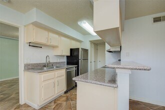 Building Photo - 2750 Holly Hall St