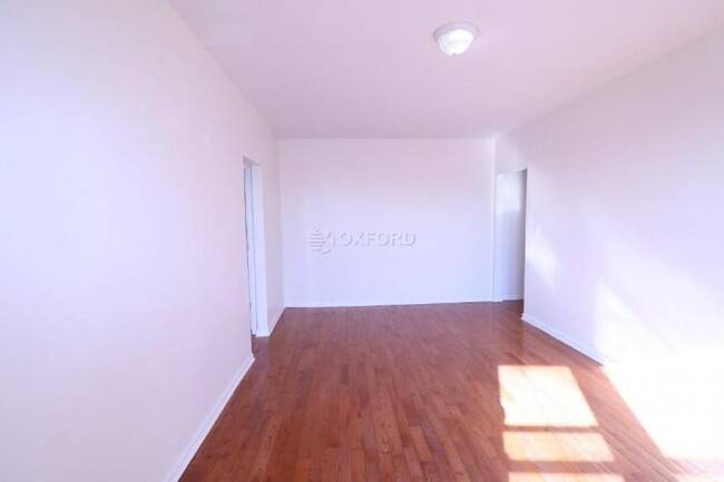 Foto del edificio - 2 bedroom in Queens NY 11354