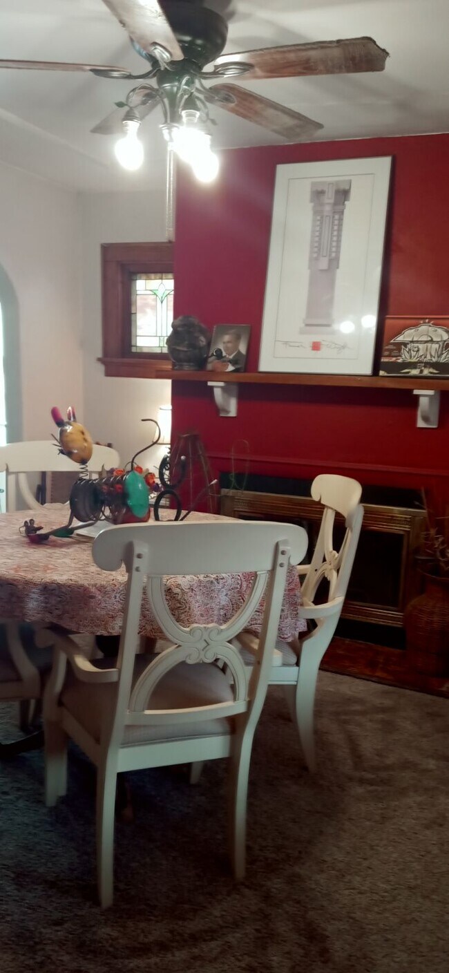 15x15 dining room - 1310 N Hawley Rd