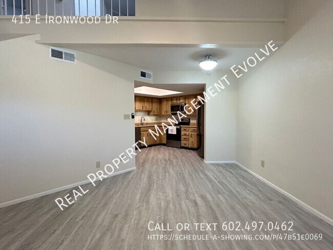 Building Photo - Lovely Updated Phoenix Townhome!