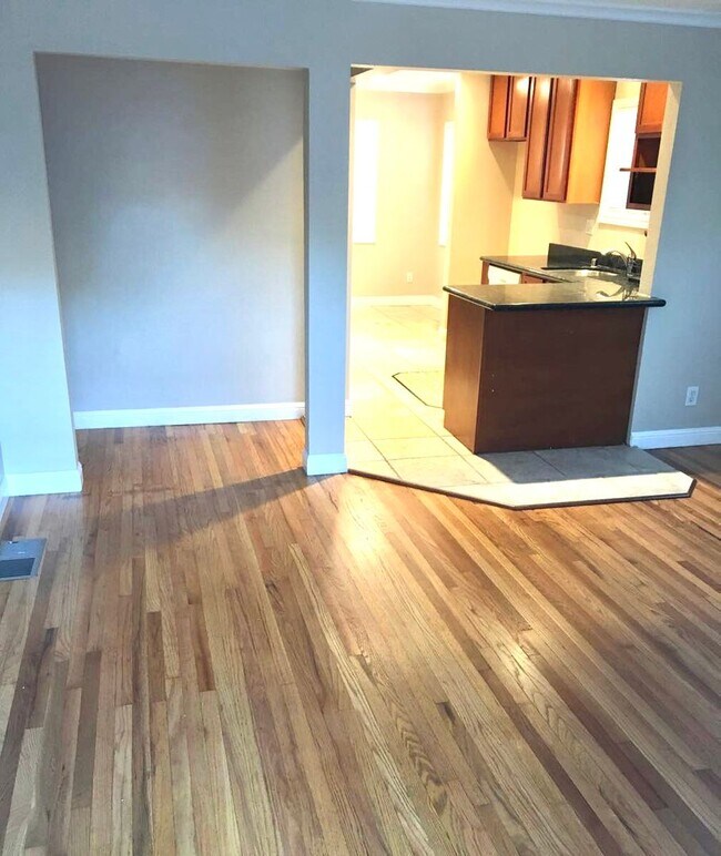 Building Photo - Beautiful 2 Bed 1 Bath House w/ 1-Car Gara...