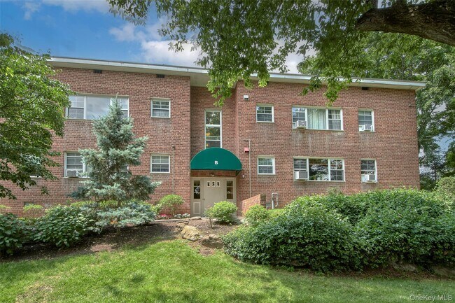 Foto del edificio - 100 Theodore Fremd Ave