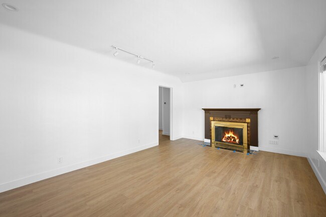 Building Photo - 2930 Mayfield Ave
