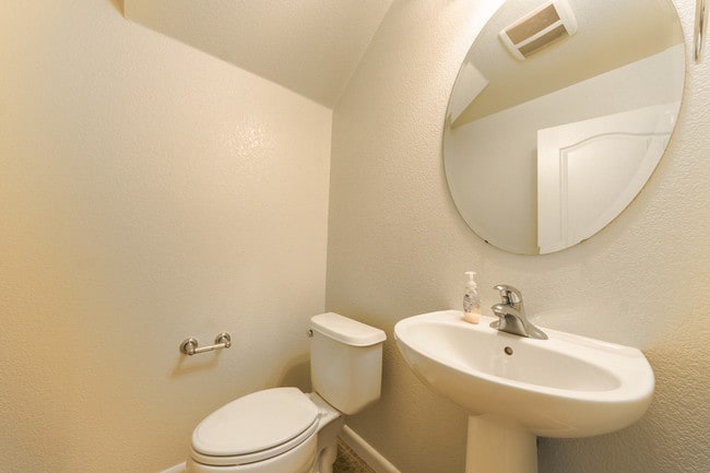 Building Photo - Beautiful 3 Bed / 2.5 Bath Available Now!
