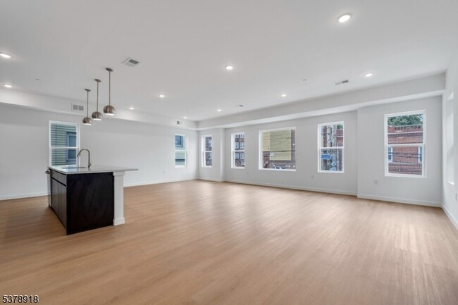 Foto del edificio - 320 Hawthorne Ave