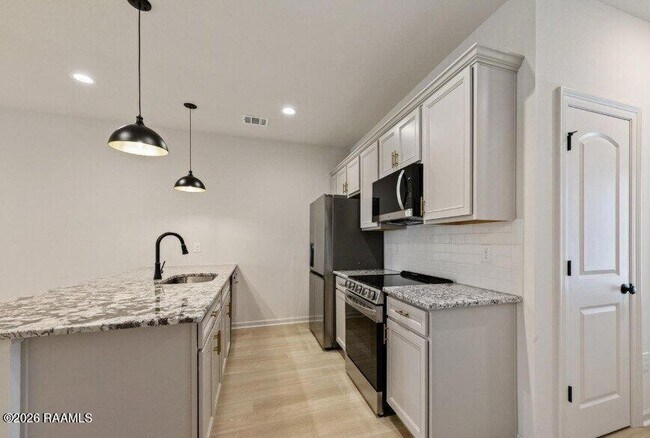 Foto del edificio - 606 Guillot Rd