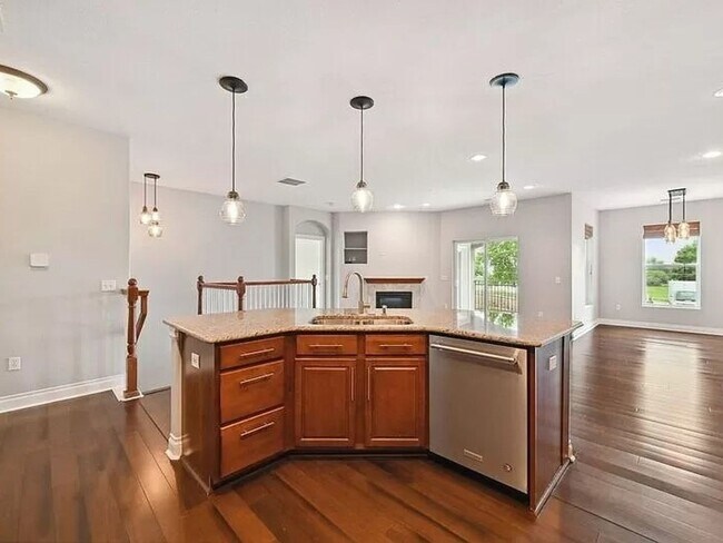 Building Photo - 4 Bedroom Multi Family in Lakewood