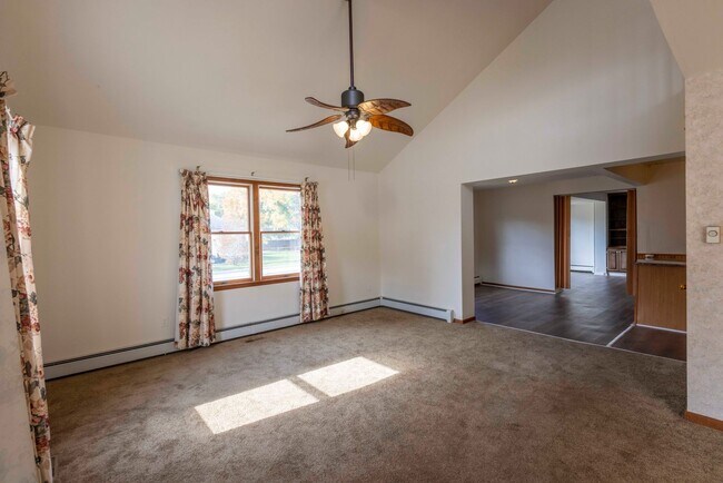 Building Photo - Cozy 4 Bedroom/2 Bathroom Detached Home in...