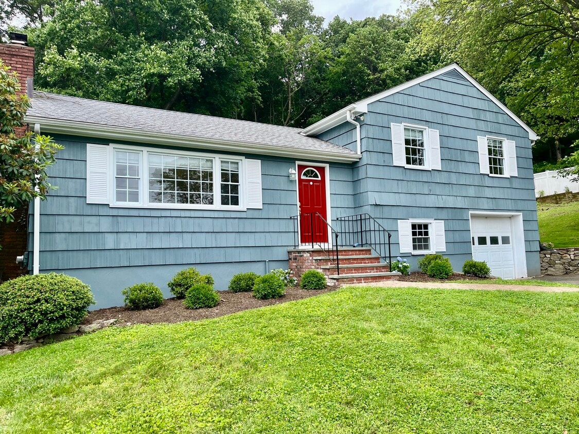 Photo - 11 Cornwall Rd (Norwalk, CT)