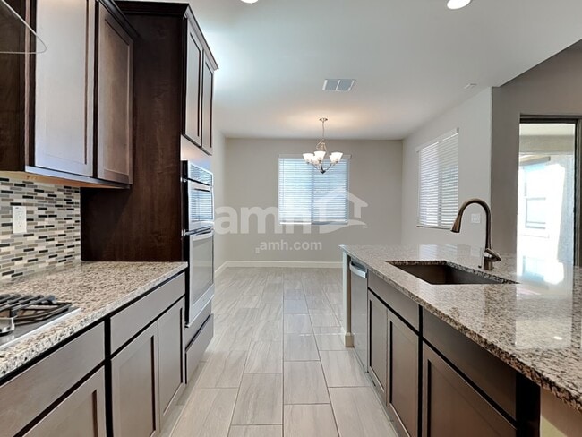 Foto del edificio - 18256 W Thunderhill Pl