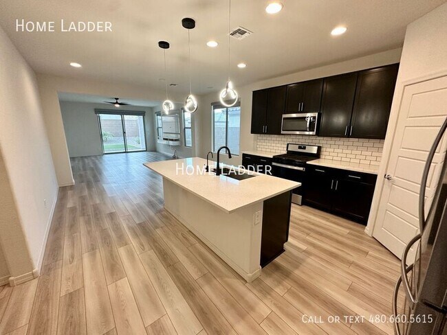 Foto del edificio - 19842 W Badgett Ln