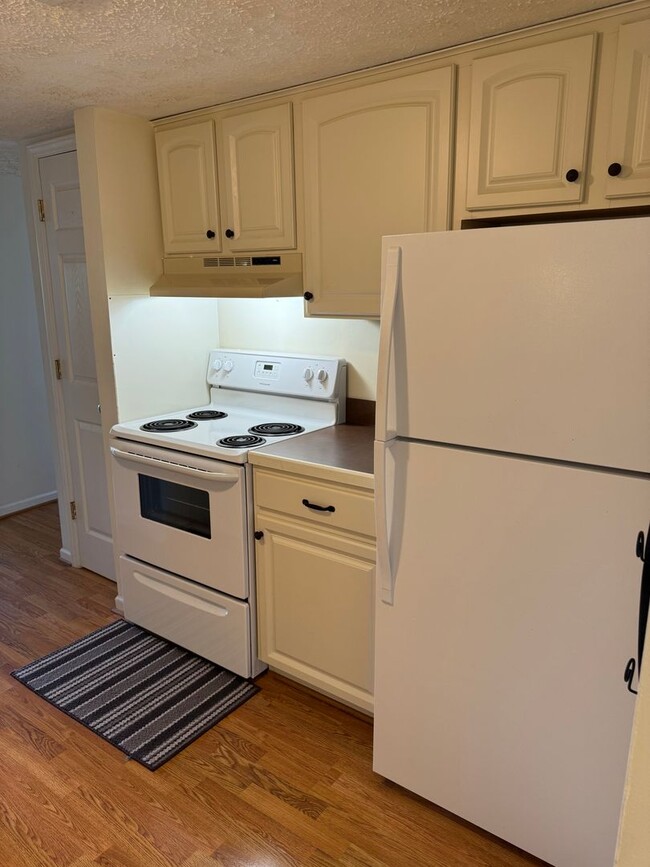 Foto del edificio - Fully Furnished 3BR 2BA Condo with Pool & ...