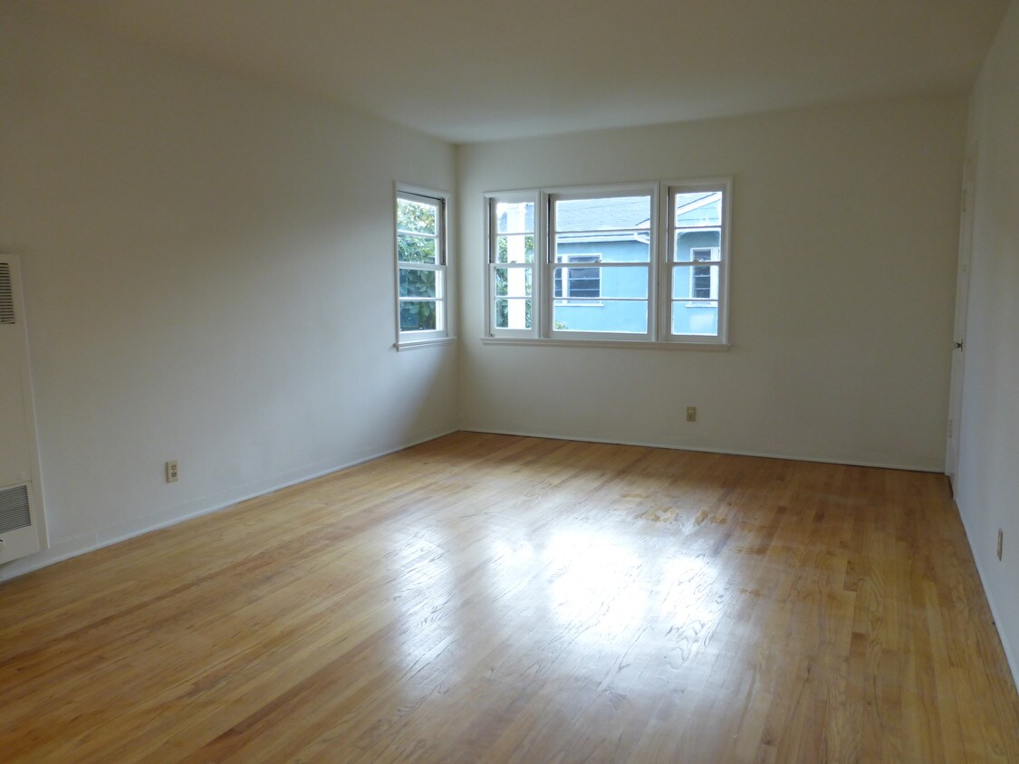 Oversized living room - 11466 Washington Pl