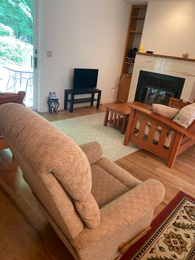 Livingroom - 135 Courtyard Ln