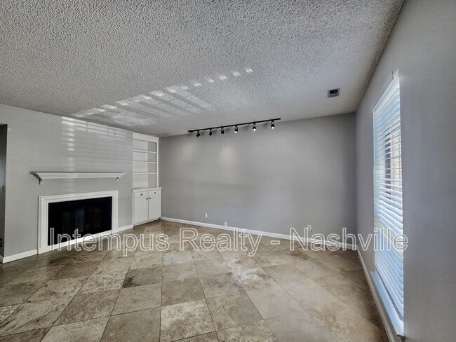 Building Photo - 737 Fox Ridge Dr