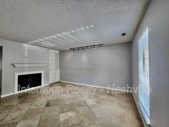 Foto del edificio - 737 Fox Ridge Dr