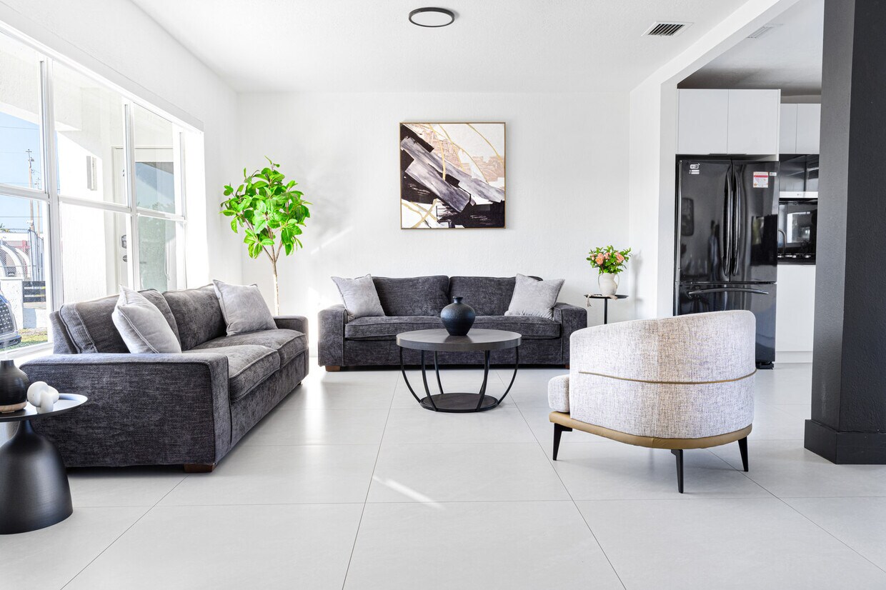 Foto principal - 1070 NW 193rd St