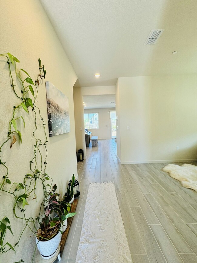 Building Photo - 4018 Kenwood Cir