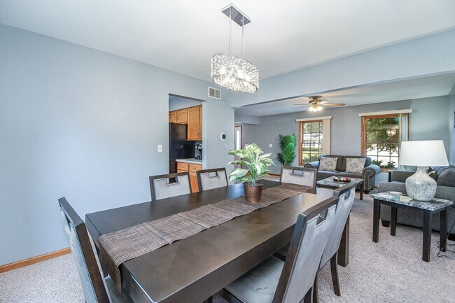 Foto del edificio - 8057 Mason Ln