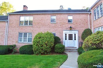 Building Photo - 522 Maple Ave