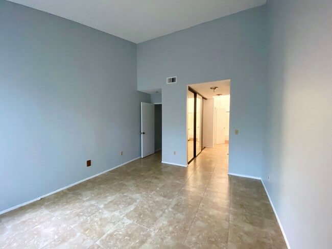Building Photo - Woodlake Gated Condo Community 2 BD for Le...