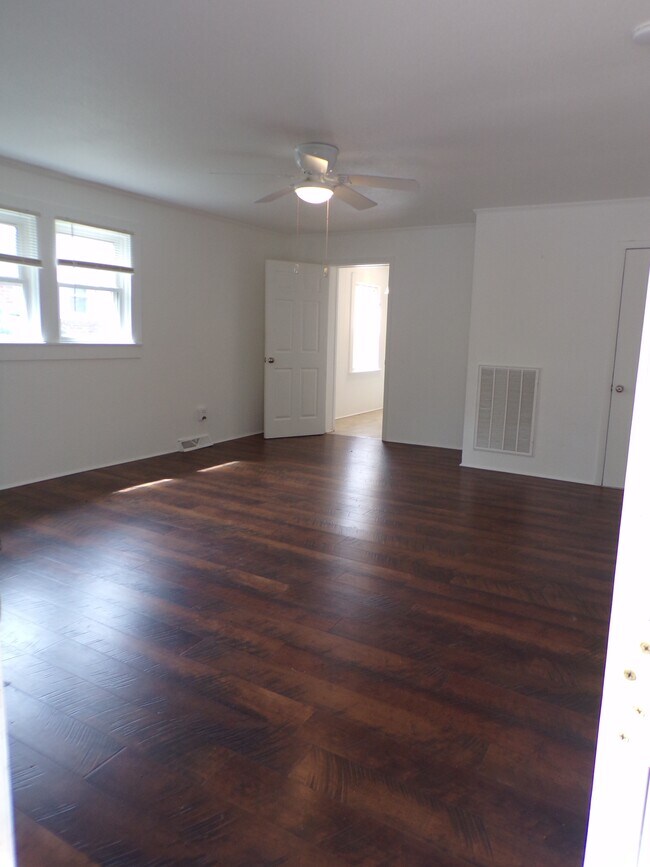 Foto del edificio - 103 McMinn Ave