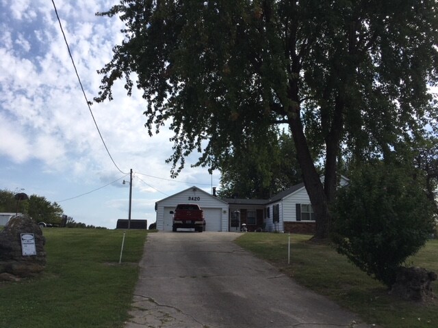 Building Photo - Adorable 2 Bedroom 2 Separate Living areas...