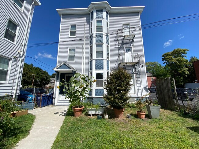 Foto del edificio - 59 Bishop Allen Dr