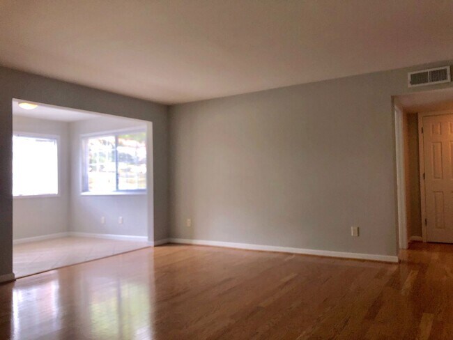 Foto del edificio - Very Spacious 2bd/2ba Condo in Brookhaven ...