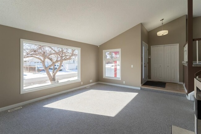 Building Photo - 120 Castleglen Crescent NE