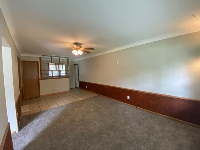 Building Photo - large Home 3 bed 1.5 bath