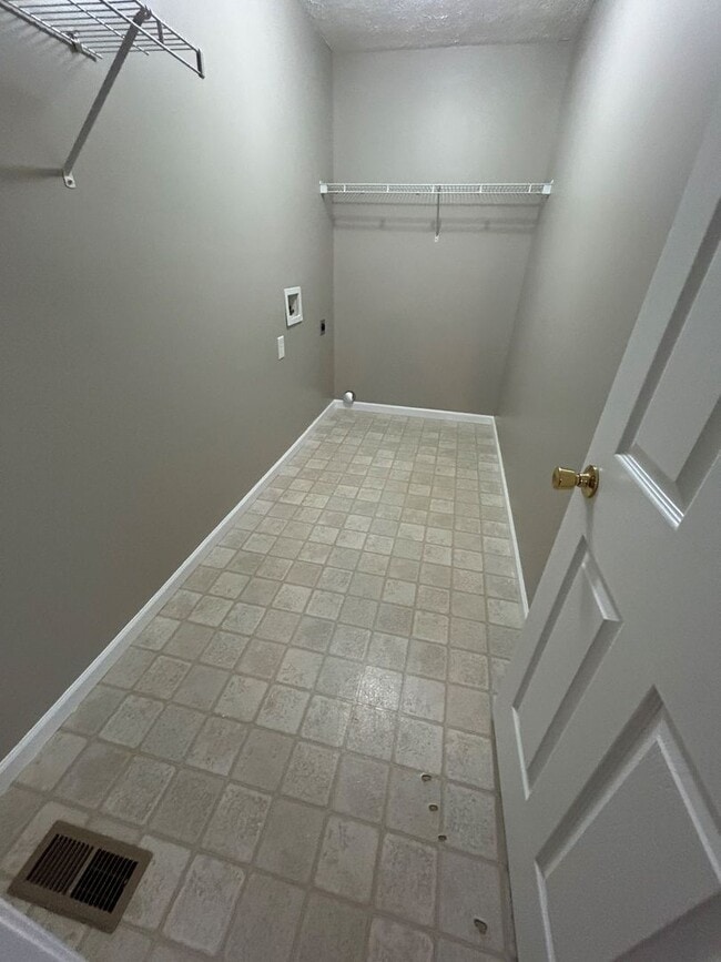 Building Photo - Available 10/01/2025 3 Bedroom 2 bathroom ...