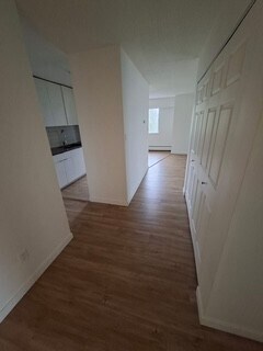 Photo du bâtiment - 1320 King Albert Ave