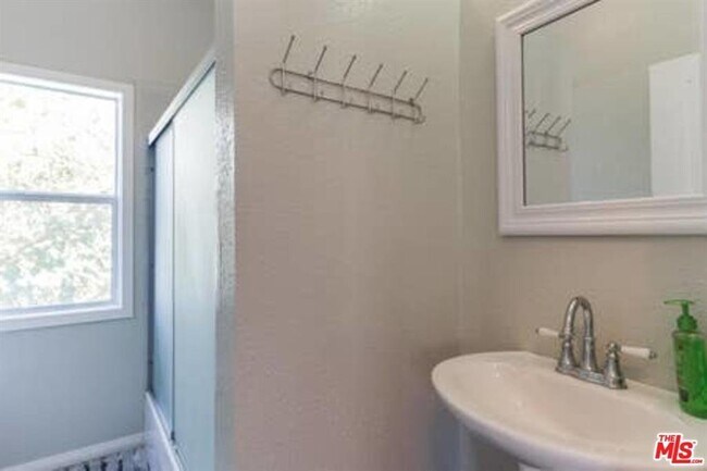 Foto del edificio - 1311 Hollister Street, San Fernando, CA 91...