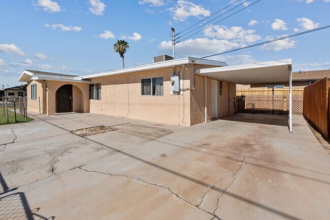 Foto del edificio - HOUSE FOR RENT IN EL CENTRO